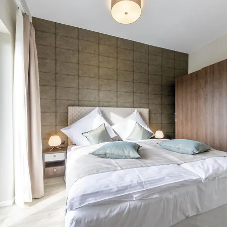 Zwei Wasser - Alte Seefahrtschule Wustrow (Fischland)