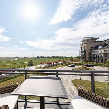 Zwei Wasser - Alte Seefahrtschule Wustrow (Fischland)