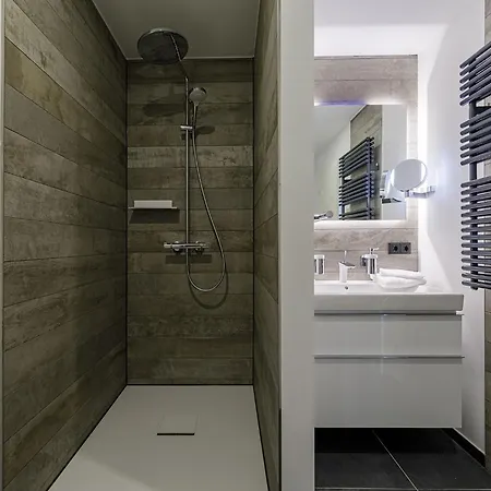 Zwei Wasser - Alte Seefahrtschule Wustrow (Fischland)