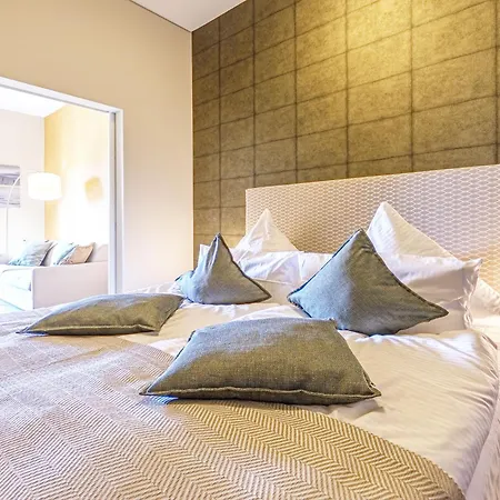 Zwei Wasser - Alte Seefahrtschule Wustrow (Fischland)